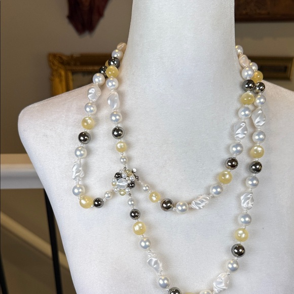 Vintage Double Strand Faux Pearl Necklace White Yellow Grey - Picture 9 of 10